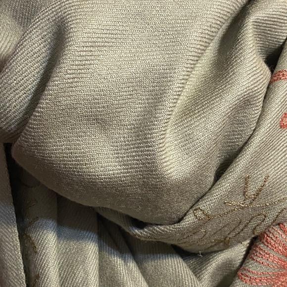 Vintage embroidered wool blend scarf/wrap - Picture 16 of 16